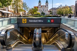 Náměstí Míru: 53 metrů pod zemí na vás čeká mnohem víc než jen stanice metra - Médium.cz
